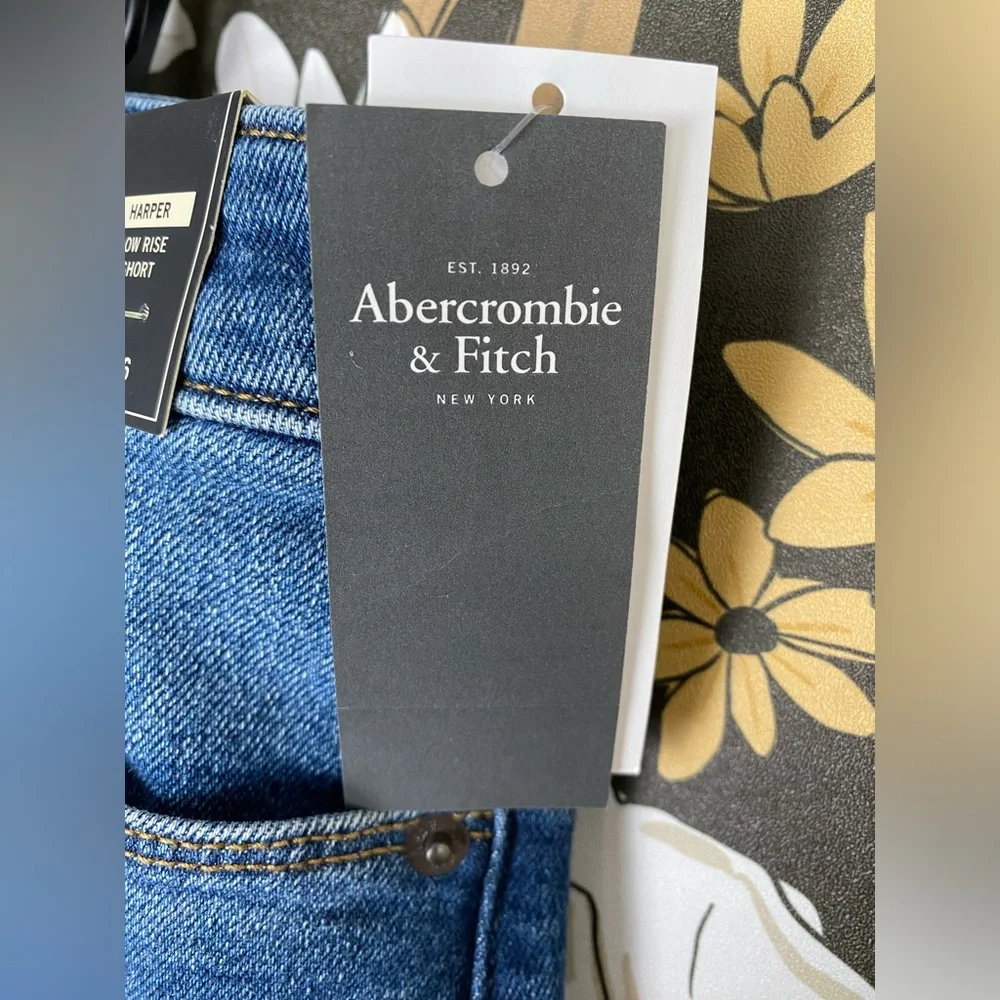 NWT Abercrombie & Fitch Harper Low Rise Short Women Size 28 (6) - Picture 15 of 15